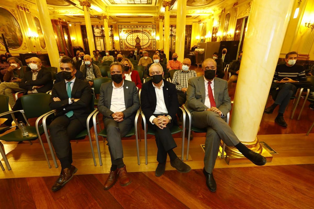 Los presidente de las diputaciones provinciales junto al director ejecutivo de Caja Rural de Aragón, Luis Ignacio Lucas.