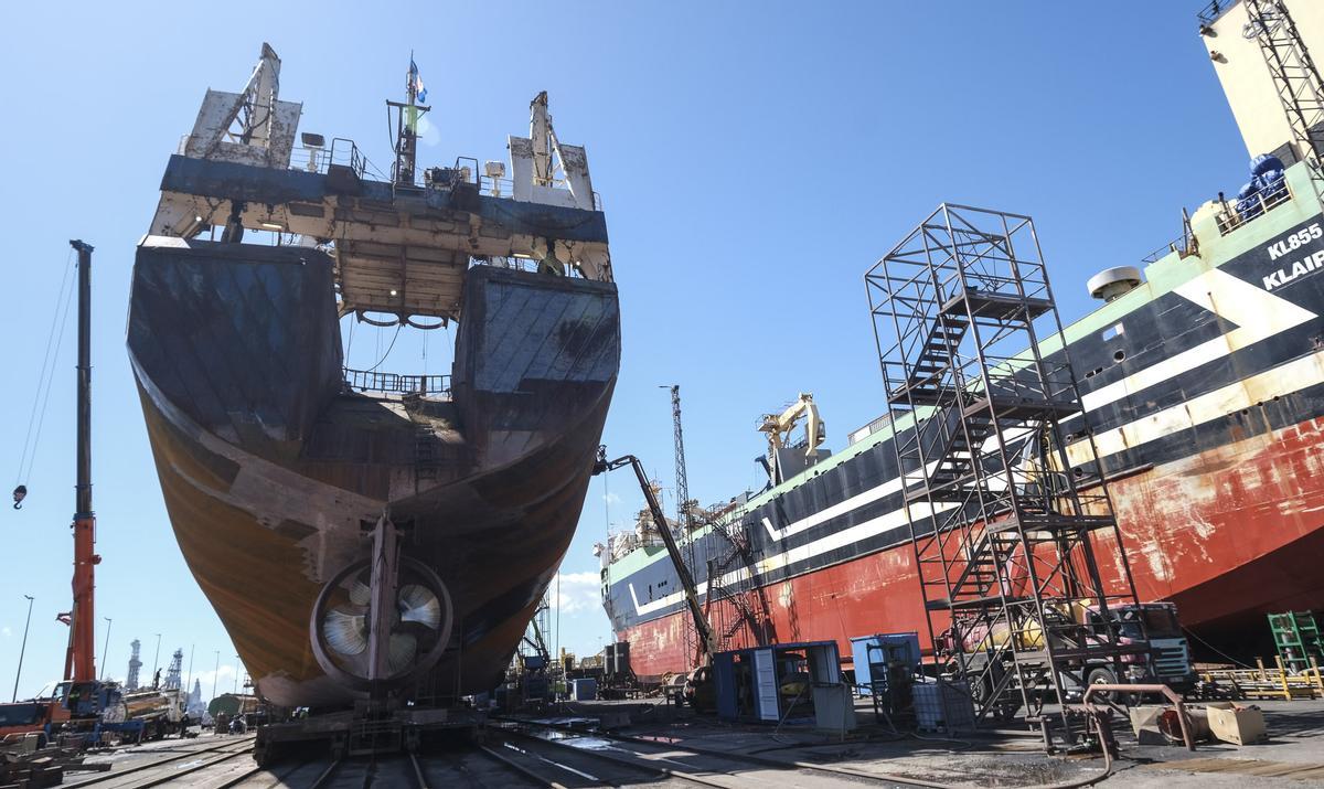 Dos de los barcos que en este momento están siendo sometido a reparaciones en Astican
