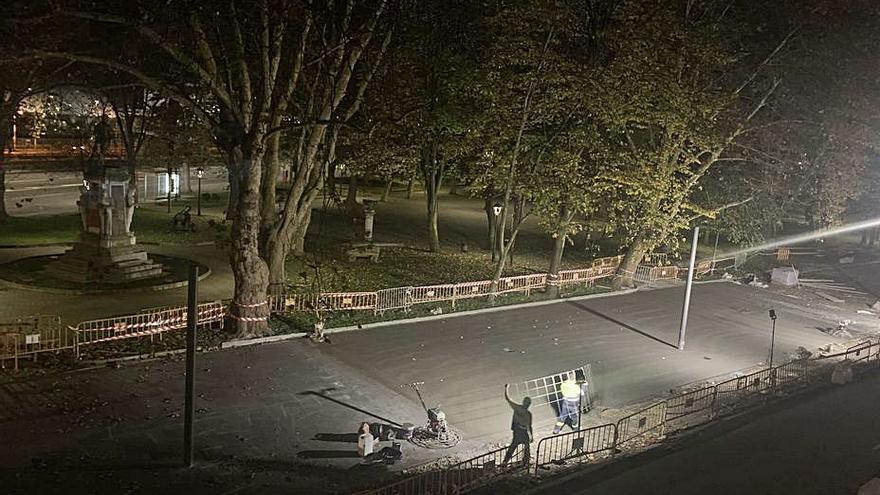 Avances en la pavimentación de la acera perimetral del parque del Muelle.