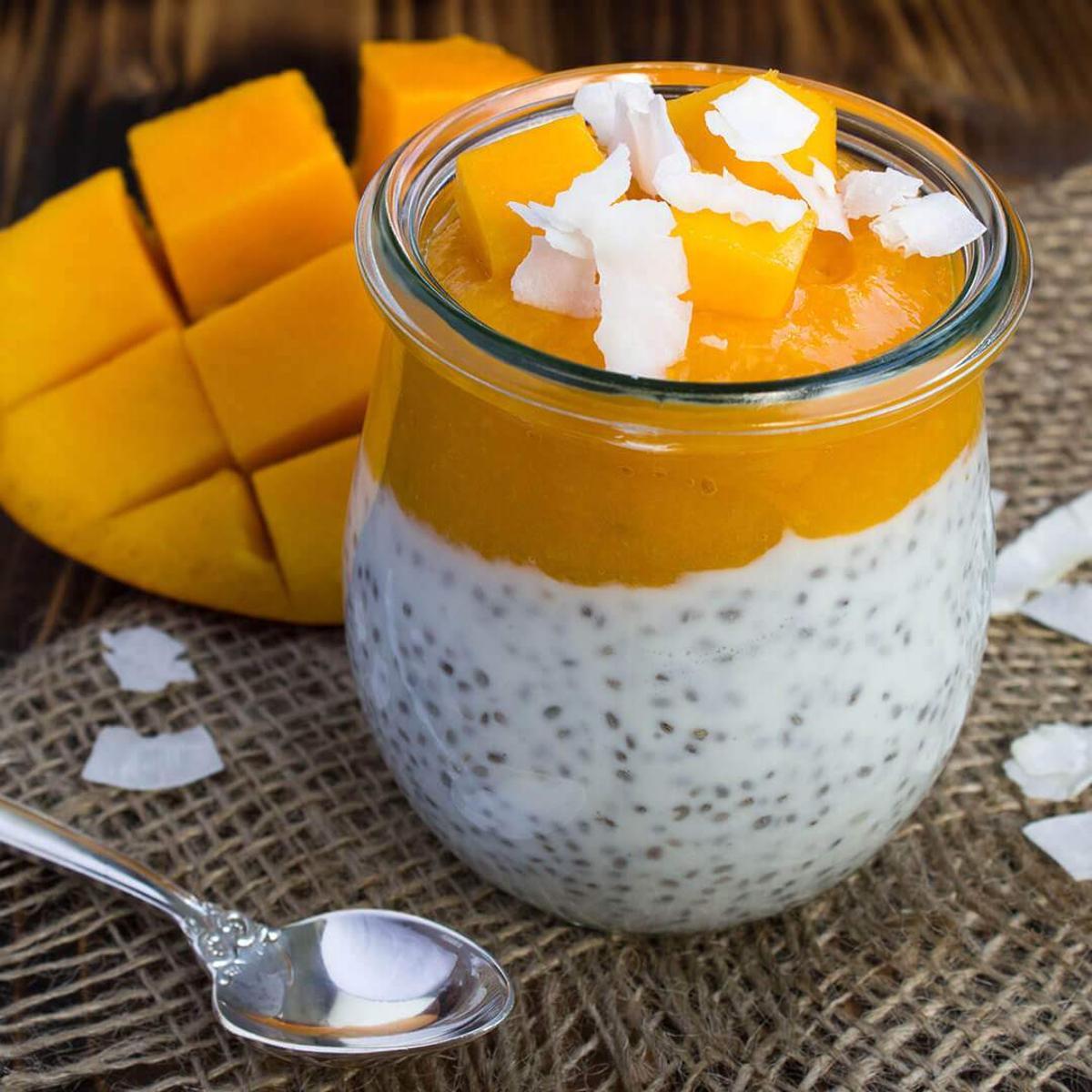 Pudding de chía con kéfir, mango y coco rallado