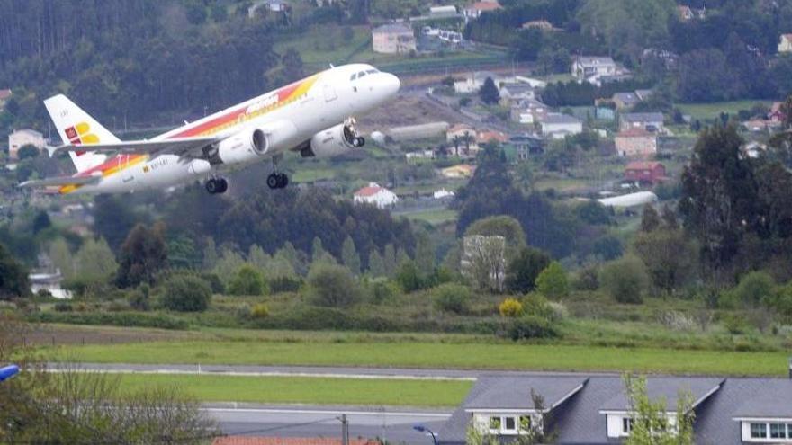 Un avión despega en Alvedro