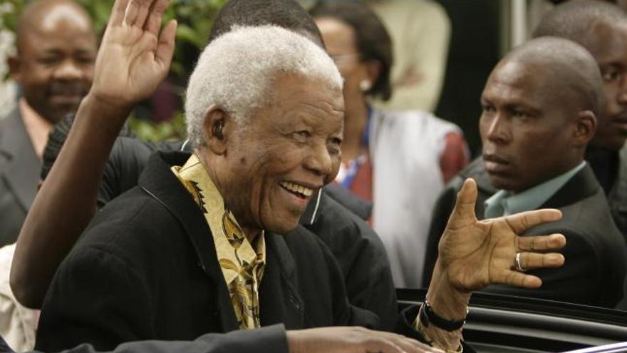 Nelson Mandela se despide tras depositar su voto.