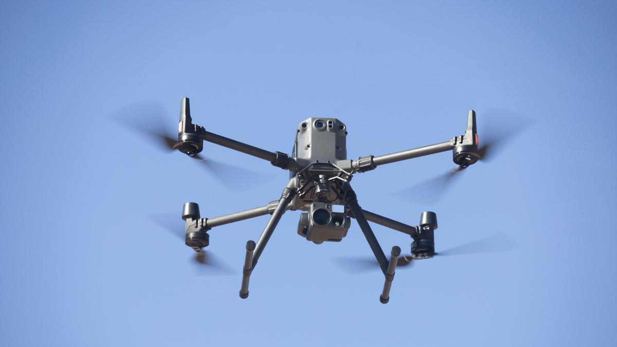 Un dron del Ayuntamiento de Alicante, volando en el parque de bomberos de Playa de San Juan