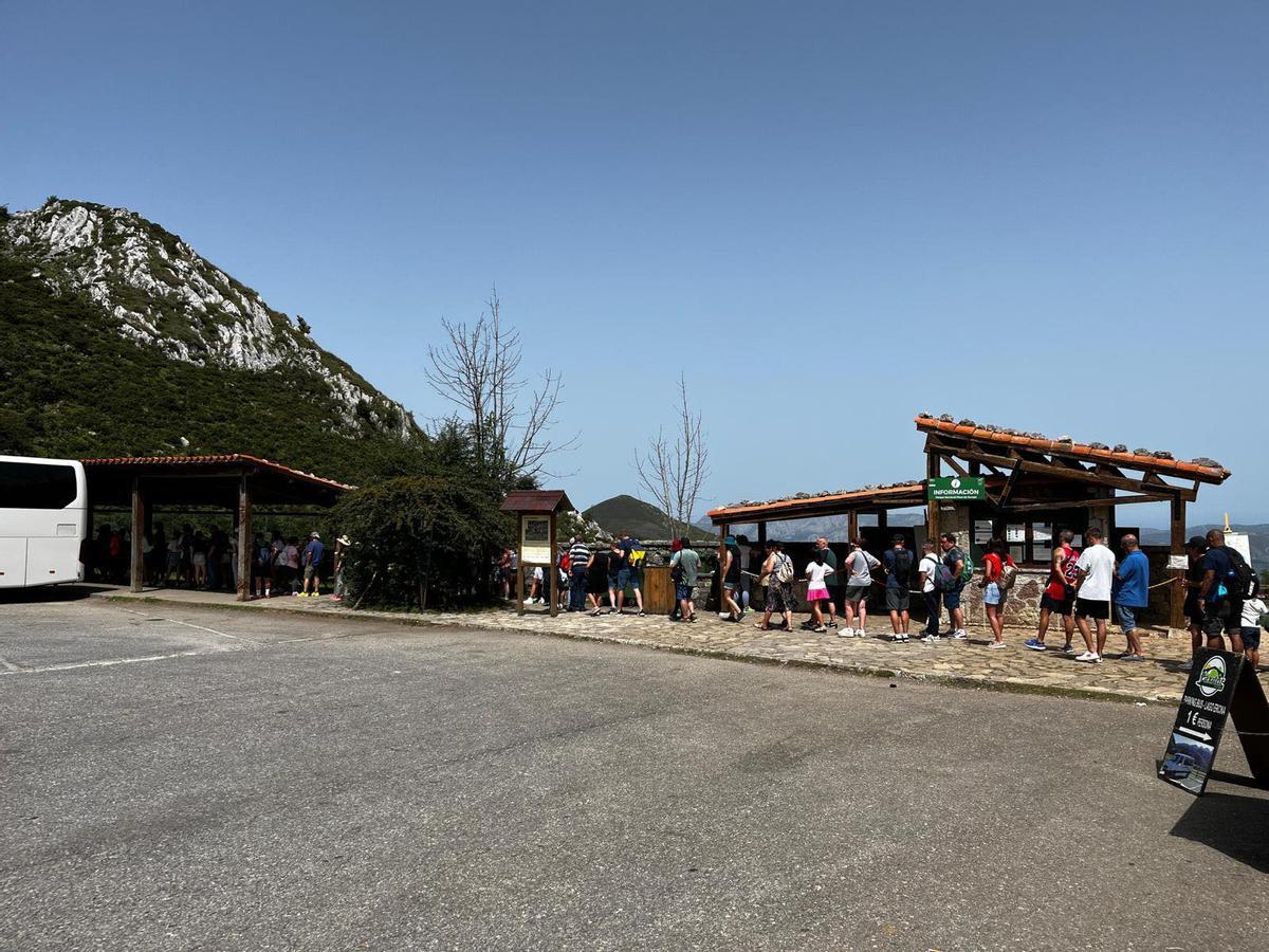 Colas de visitantes para coger el bus a los Lagos de Covadonga.