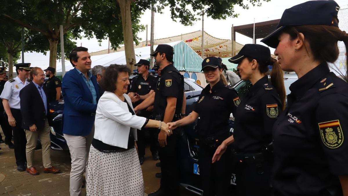 Rafaela Valenzuela y José María Bellido saludan  agentes de la Policía Nacional.