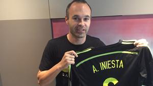 Andrés Iniesta, con la camiseta que ha donado a la Cruz Roja