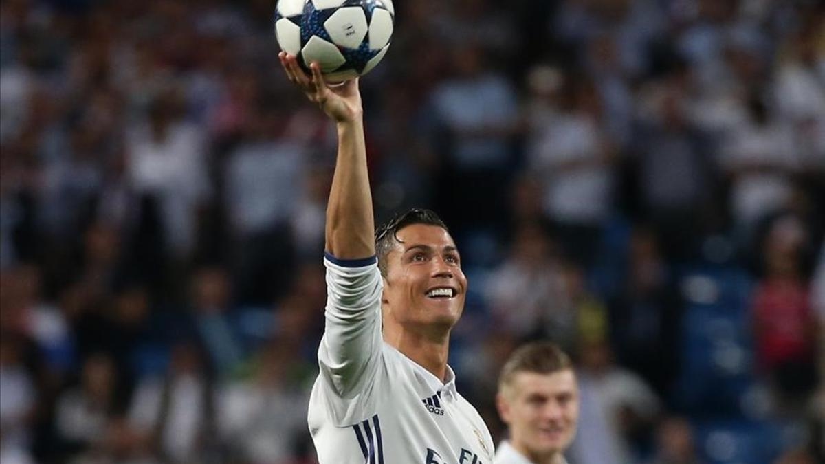 Cristiano Ronaldo luce el balón que se llevó como recompensa a los tres goles anotados ante el Bayern.