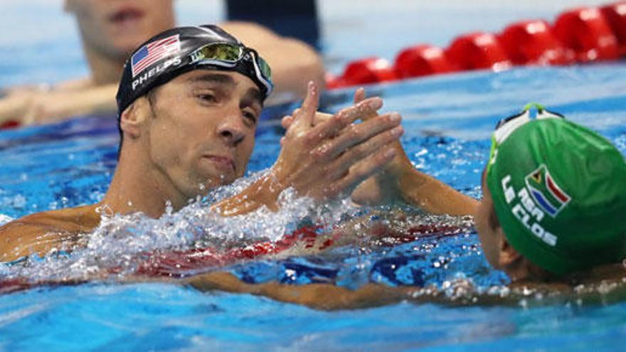 Phelps y Schooling se saludan tras la carrera.