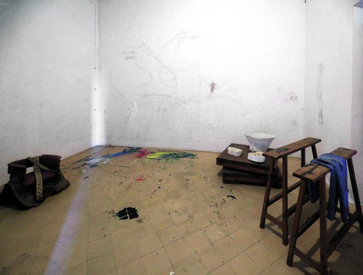 Arriba, el mural en la entrada  de Son Boter fotografiado esta semana. Abajo, el mismo mural con Joan Miró apoyado junto a él. |  M. MIELNIEZUK / FUNDACIÓ PILAR I JOAN MIRÓ