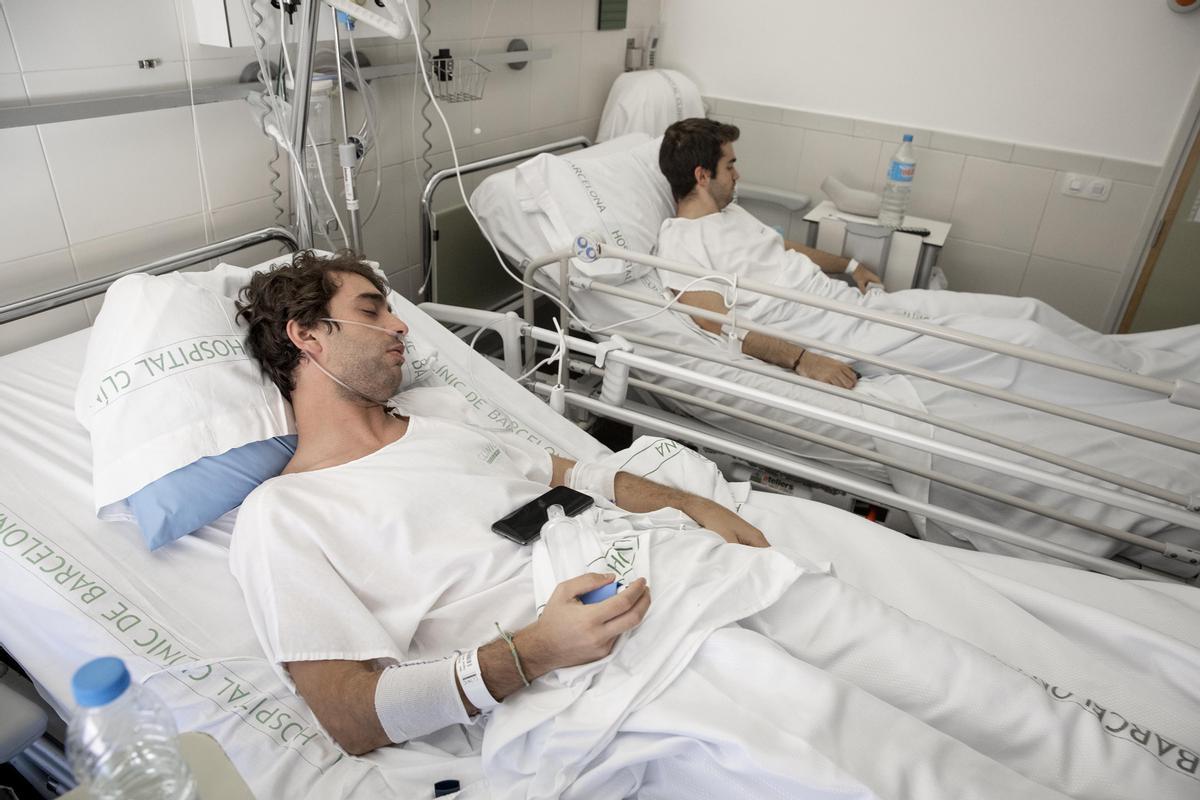 Víctor y Raúl, de 23 y 24 años, ingresados por covid-19 en el Hospital Clínic, el miércoles pasado.