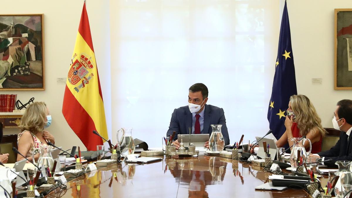 El president del govern espanyol, Pedro Sánchez, encapçalant la reunió del Consell de Ministres d&#039;agost al costat de les vicepresidentes Nadia Calviño i Yolanda Díaz