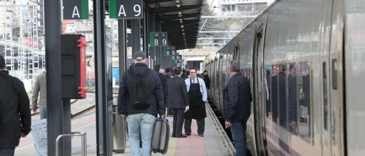 Pasajeros subiéndose al tren Alvia hacia Madrid que partió ayer por la tarde de Guixar. // Adrián Irago