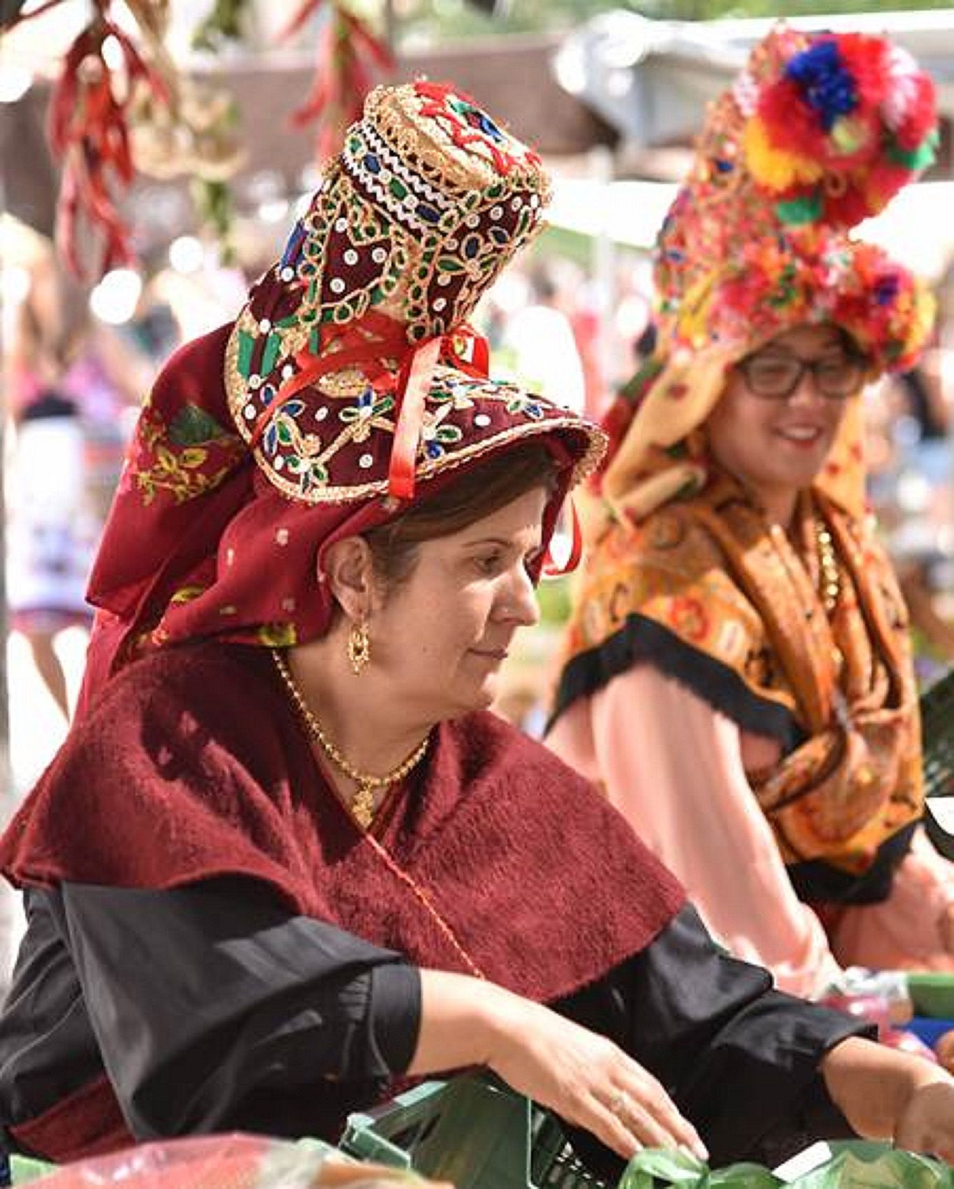 Las mujeres acuden al Martes Mayor ataviadas con su traje de montehermoseña