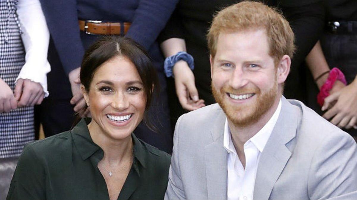 Meghan Markle y el príncipe Enrique, en una imagen difundida por el palacio de Kensington.