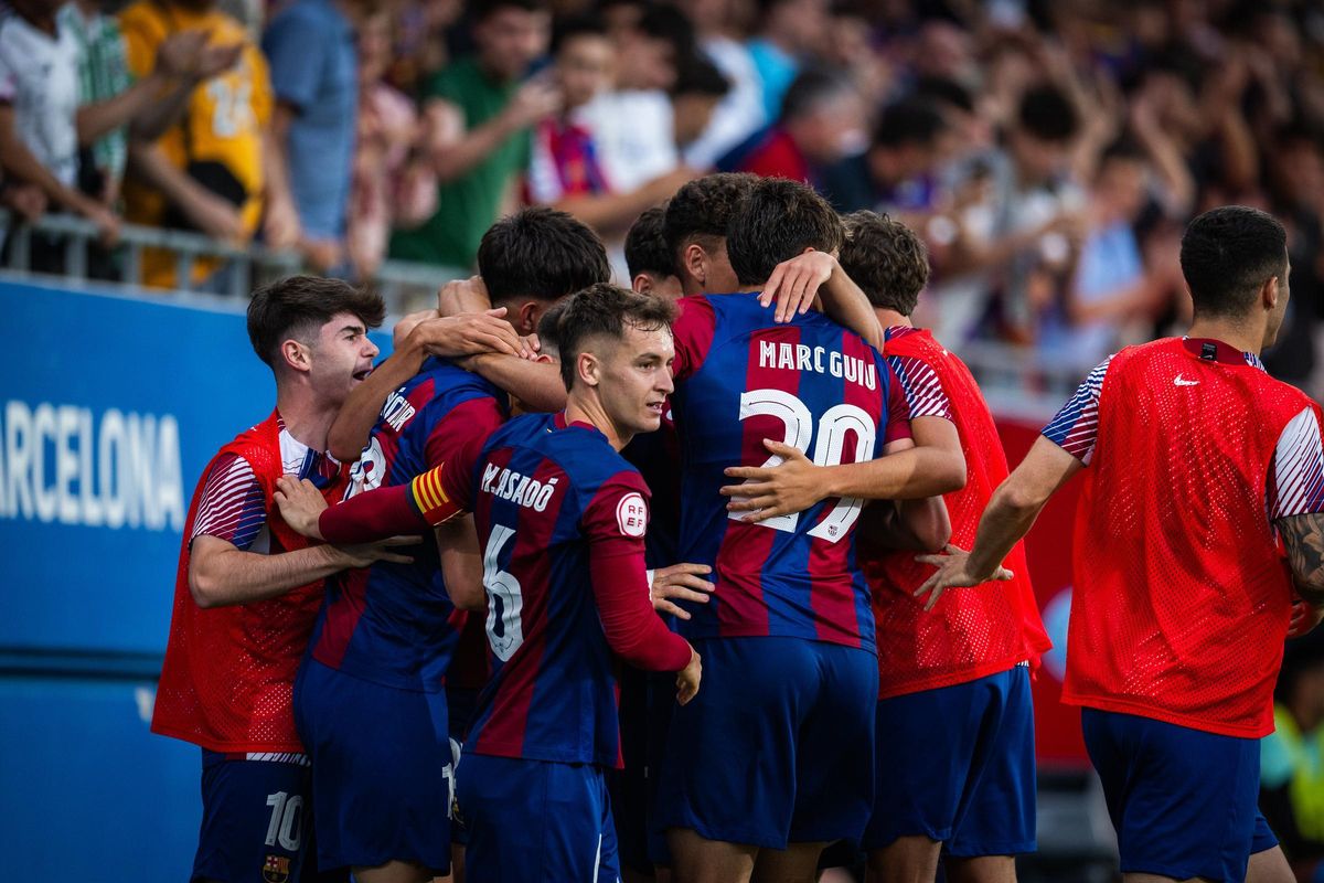 Los futbolistas del Barça B celebran uno de sus goles ante el Ibiza en play off.