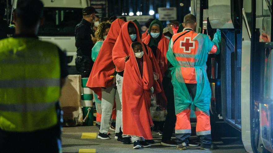 Cuatro hospitalizados entre los otros 32 supervivientes de la patera trasladada a Tenerife