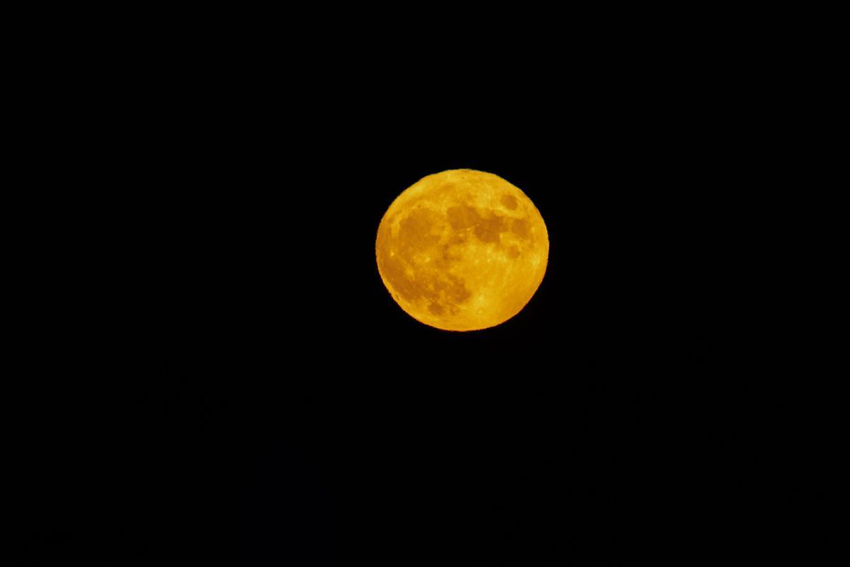 La Luna llena de septiembre, vista desde el mirador de la Torre Mori, en Roppongi Hills, Tokyo.