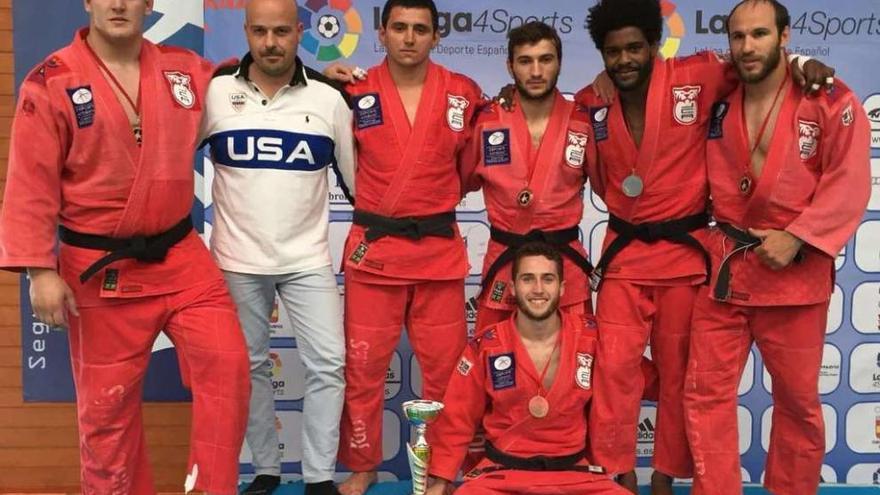 El equipo de Primera Nacional del Judo Avilés, con su copa de subcampeón.