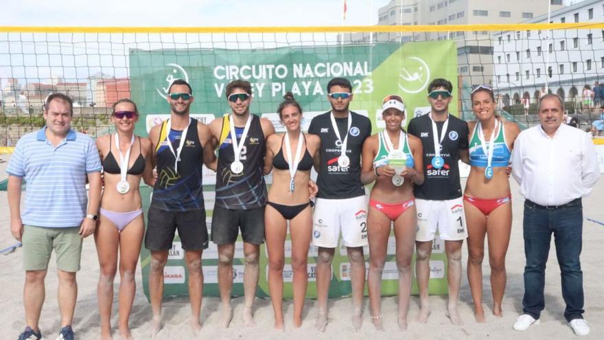 Los campeones y subcampeones del Trofeo Cidade da Coruña. |  // FEDERACIÓN GALEGA DE VOLEIBOL