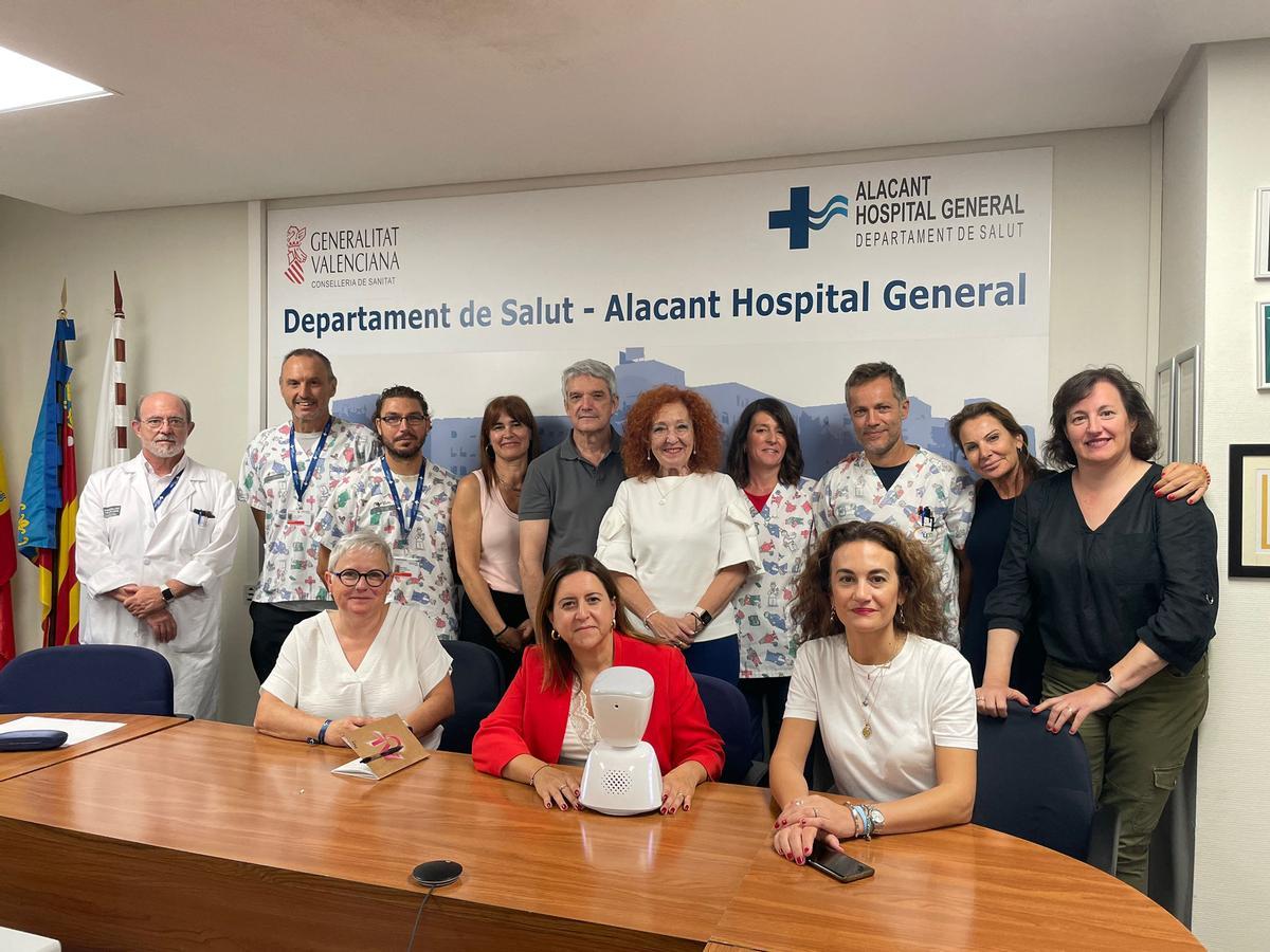 El robot social ideado presentado en el Hospital de Alicante