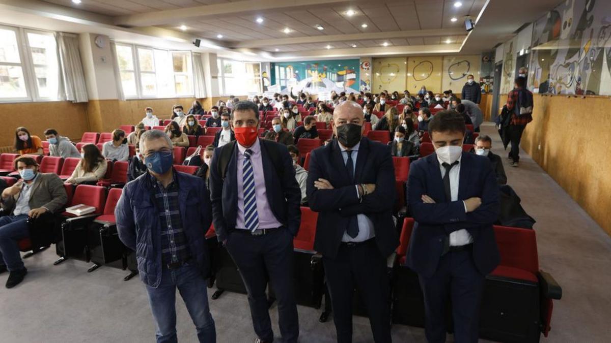 Arriba, Morán, con el decano de la Facultad de Derecho, Javier F. Teruelo, y los profesores Javier A. González Vega y Javier Ballina, antes de la ponencia. Sobre estas líneas, el ganadero Daniel Vicente García interviene en el acto. | M. L. 