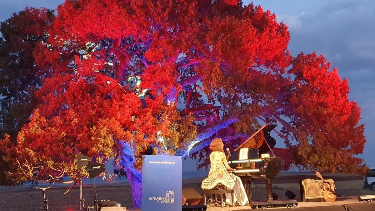 La cantante Carmen París ha actuado junto a la sabina de Blancas.