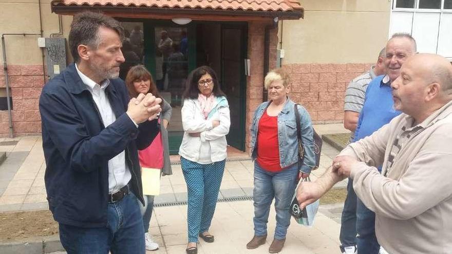 El diputado regional del PP Matías Feito, a la izquierda, charlando ayer con los vecinos de la calle Claudio Zardaín, en Tineo.