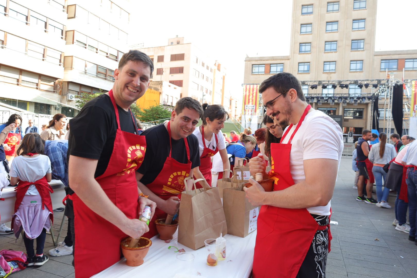 FOTOGALERÍA I Las imágenes de la Nit de la Xulla y del encuentro de elaboración de allioli de las fiestas de Vila-real