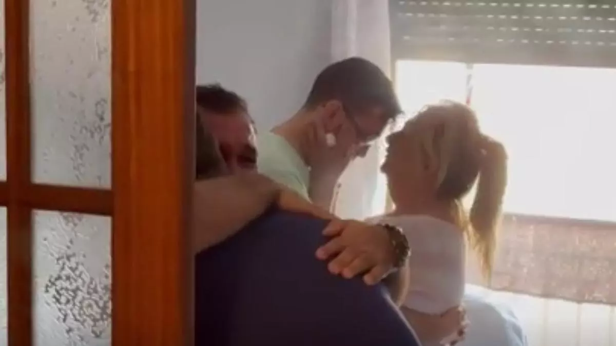 Desahucio en Sagunto: Pilar García y su hijo dejan su casa entre abrazos y lágrimas