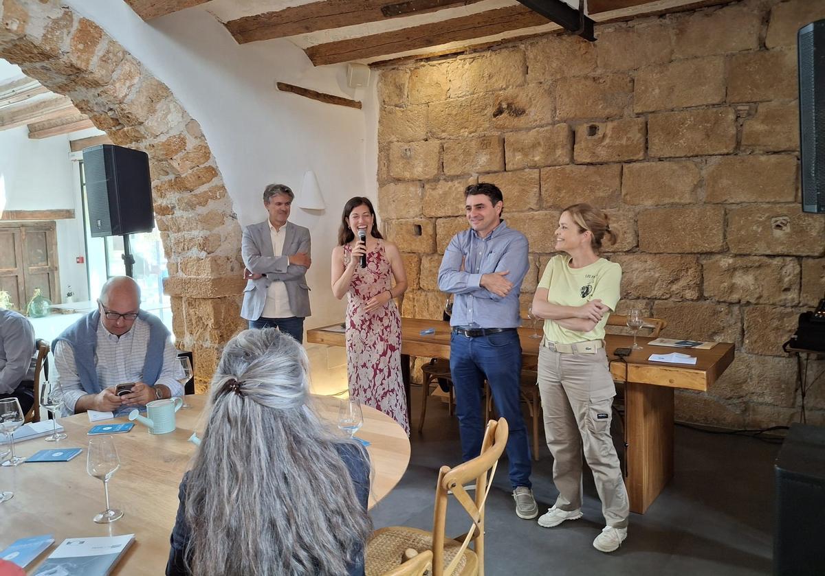 Javier Calvo, Marina Vega, Luis Silvestre y Mara Bañó, en la feria de Els Magazinos