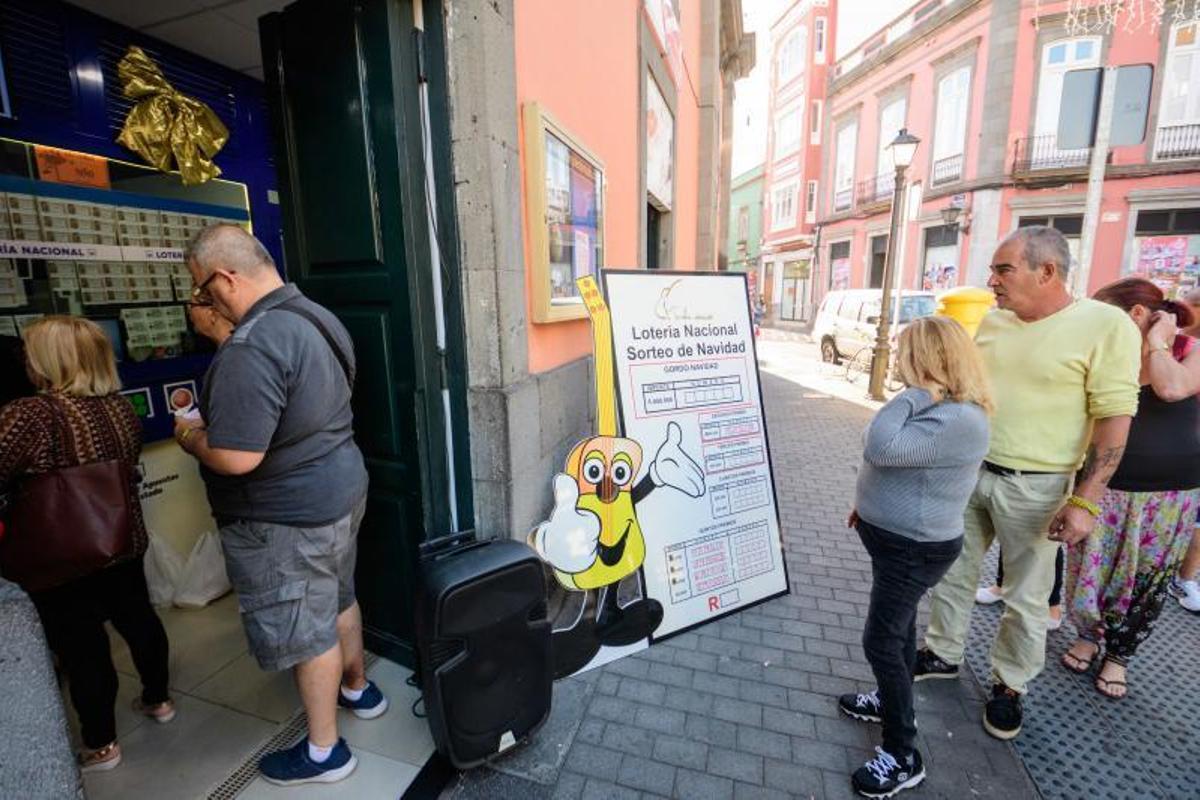 Lotería en zona de Las Palmas de Gran Canaria.ADMINISTRACIÓN EL TIMPLE DORADO.MERCADO DE VEGUETA  | 22/12/2018 | Fotógrafo: Tony Hernández