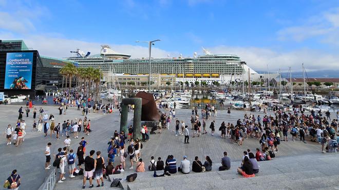 El «Liberty of the Seas» desembarca a 4.000 británicos en Vigo