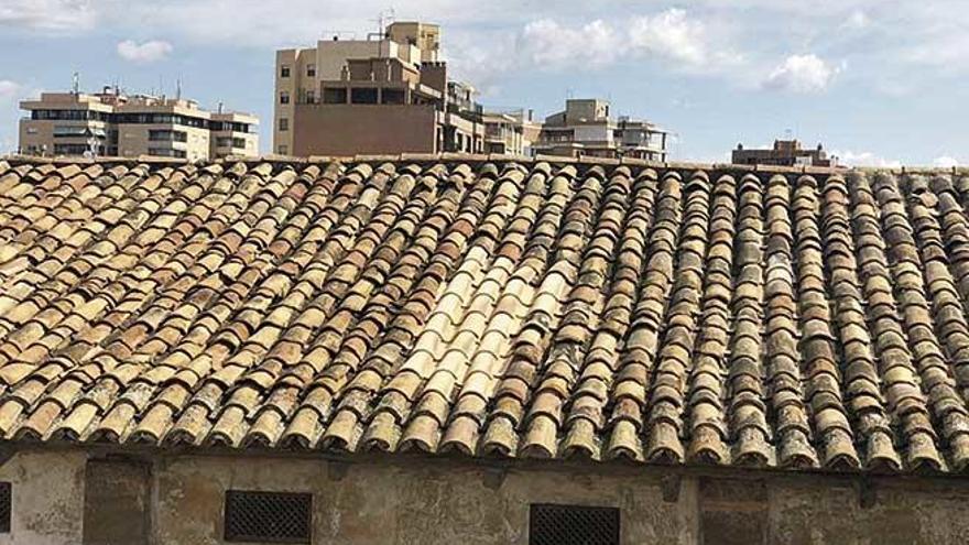 Aspecto que presentaba ayer la cubierta sobre la iglesia de Sant Jeroni, apreciándose las tejas nuevas que tapan ahora el boquete que se había abierto tras el vendaval &#039;Gloria&#039;.