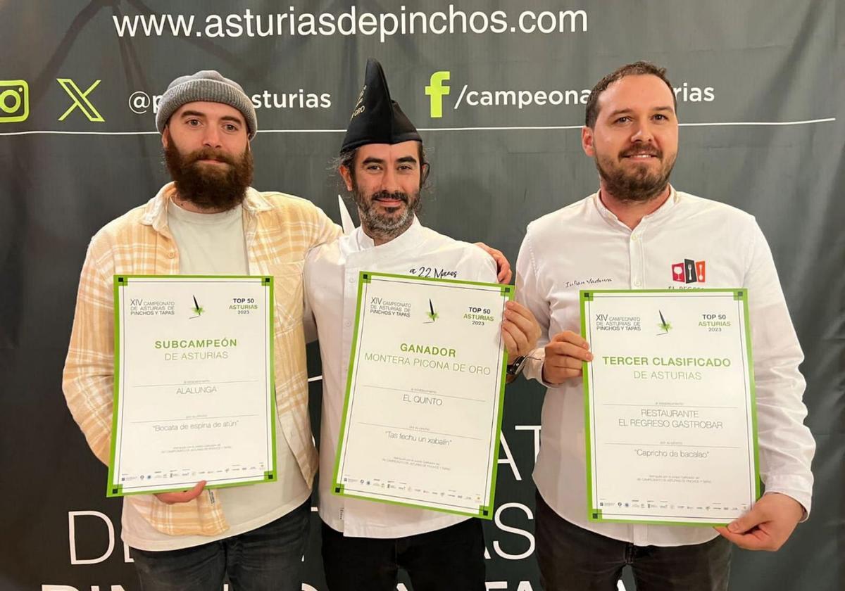 Por la izquierda, Luis Menéndez (Alalunga), Mariano Mier (El Quinto) y Julián Vaduva (El Regreso) posan con los diplomas que los acreditan como los tres primeros clasificados del Campeonato de Pinchos y Tapas de Asturias.  