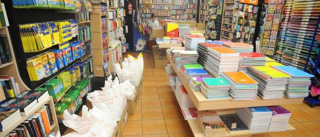 Venta de libros y material escolar en una librería. // Iñaki Abella