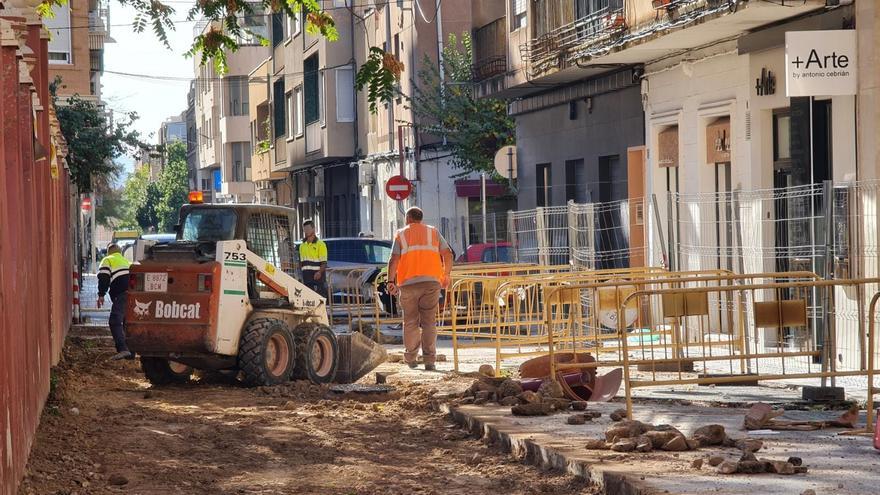 La céntrica calle Ramón Gorgé de Elda se abrirá al tráfico en febrero al año de iniciarse la reforma