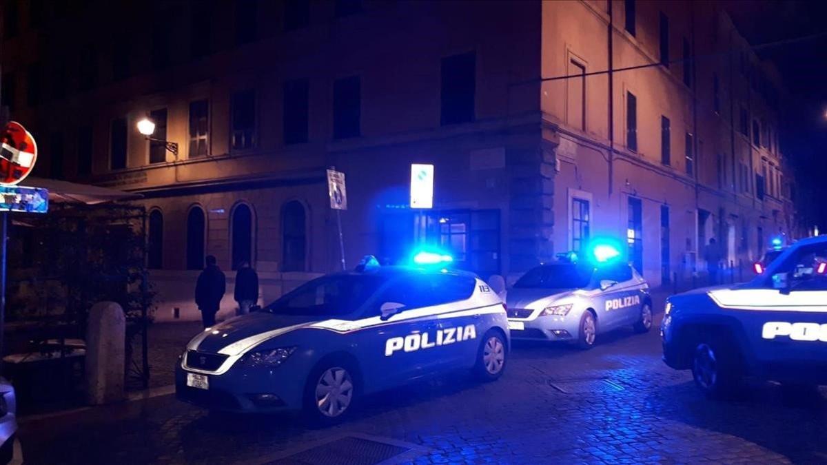 Oficiales de policía y personal médico acuden al lugar de la pelea entre aficionados de Lazio y Sevilla.