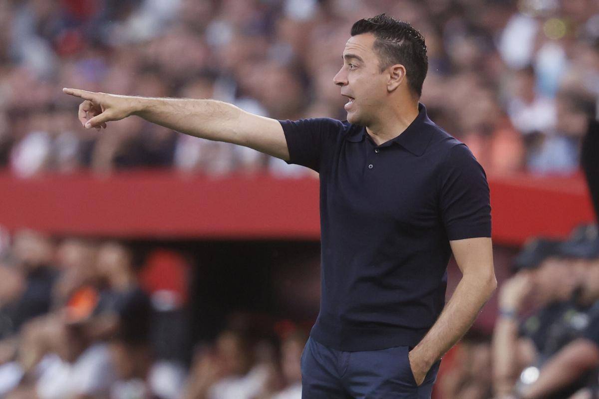 SEVILLA, 26/05/2024.- El entrenador del FC BArcelona Xavi Hernández durante el úlltimo partido de la Liga EA Sports que el Sevilla y el FC Barcelona disputan este domingo en el estadio Sanchez Pizjuan de Sevilla. EFE/ José Manuel Vidal
