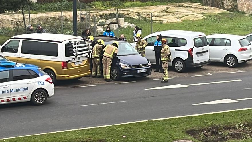 Los bomberos rescatan a un niño del interior de un automóvil en Zamora