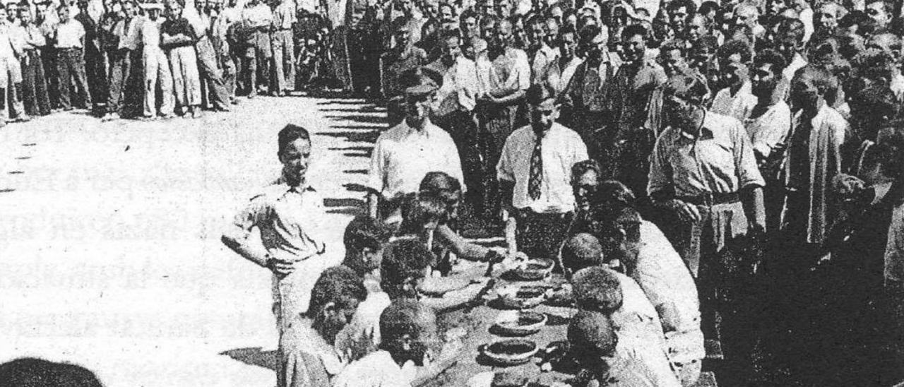 Presos de la Colonia Penitenciaria de Formentera esperan para comer en un día de fiesta.