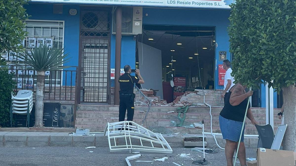 Un vigilante de seguridad hace una foto al destrozo dejado tras arrancar el cajero.