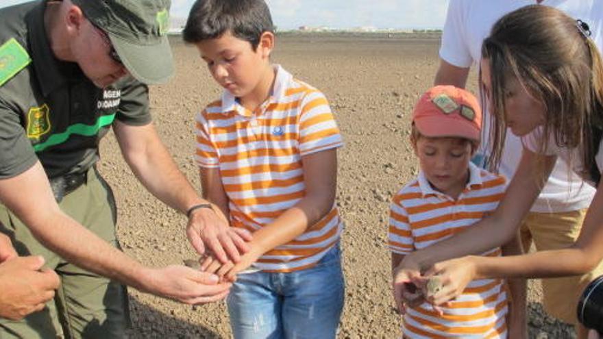 Los hijos de un agricultor se encargaron de liberar a las aves.