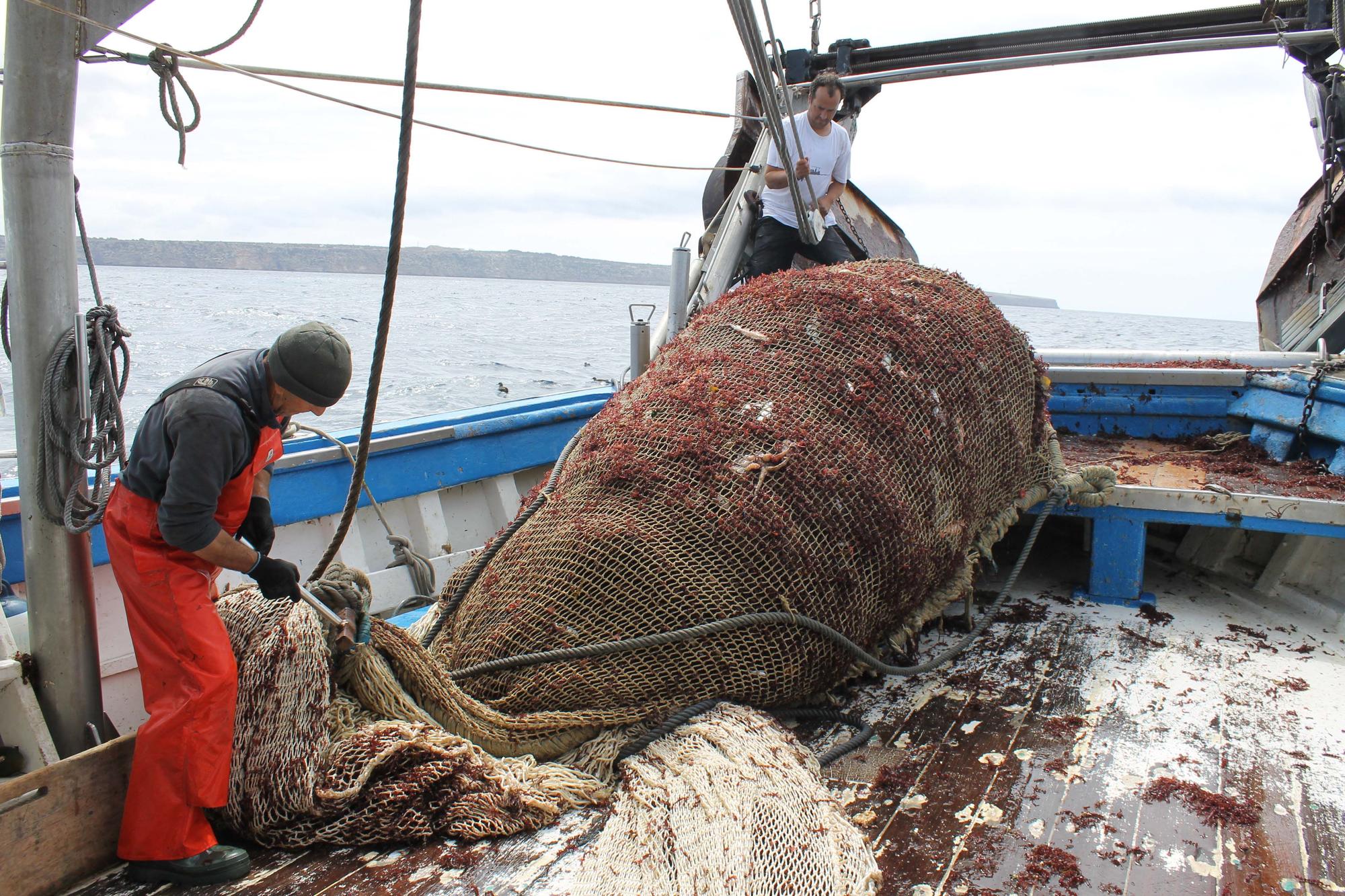 A bordo del ‘Charpat Segundo’, uno de los arrastreros convocados a la huelga contra la «criminalización» de la pesca y las medidas de la UE