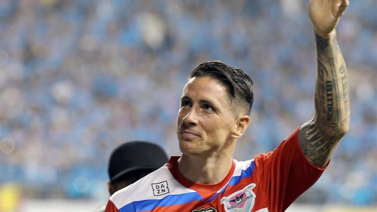 Fernando Torres saluda a su afición desde el terreno de juego.