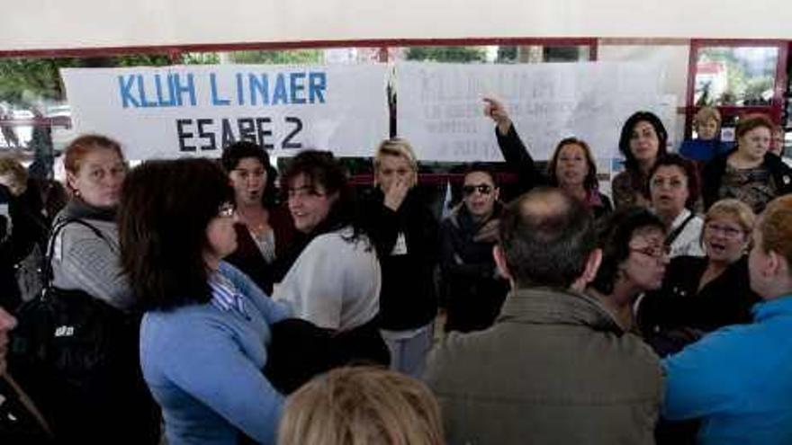 Trabajadores de la limpieza, ayer en el hospital.