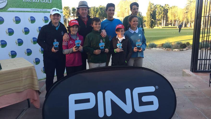 Miguel Ángel Jiménez, con algunos de los ganadores en la prueba de su circuito disputada en Lauro Golf.