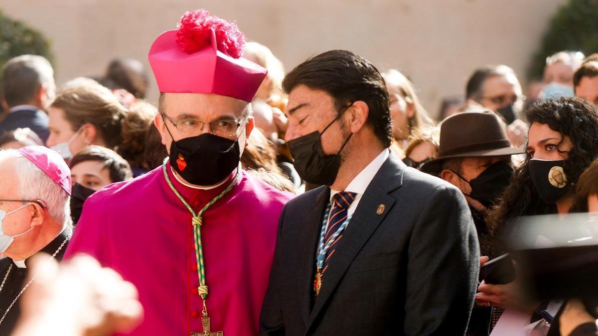 El obispo Munilla conversa con el alcalde, Luis Barcala, en una imagen de archivo