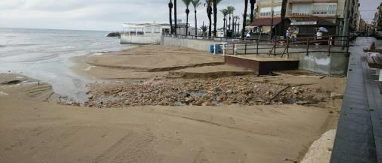 Playas emplea 600 m3 de arena para regenerar la costa tras la tormenta