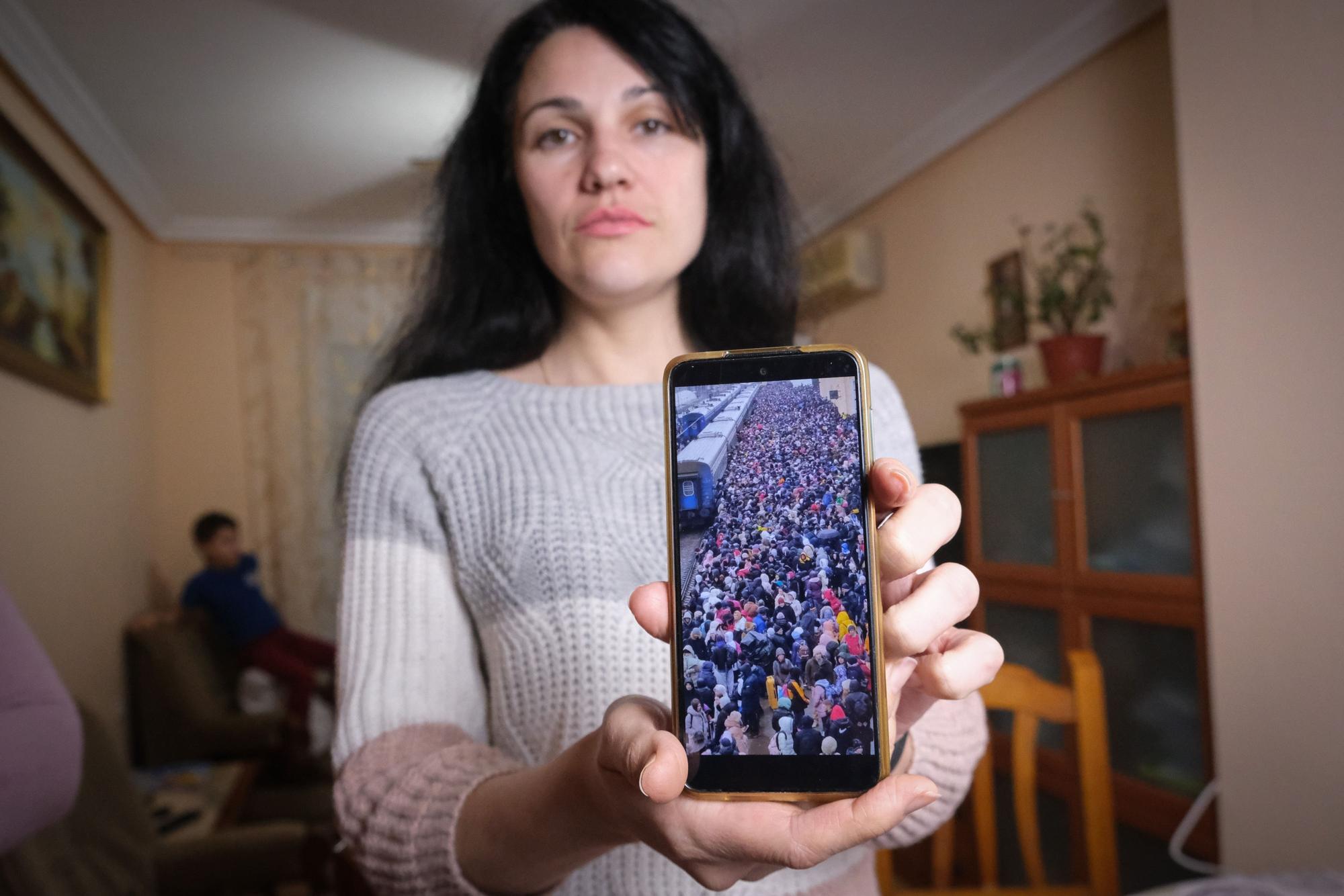 Viktoria muestra en su móvil una fotografía de la estación de tren de Jarkov del día que huyó de su casa por el miedo a las bombas