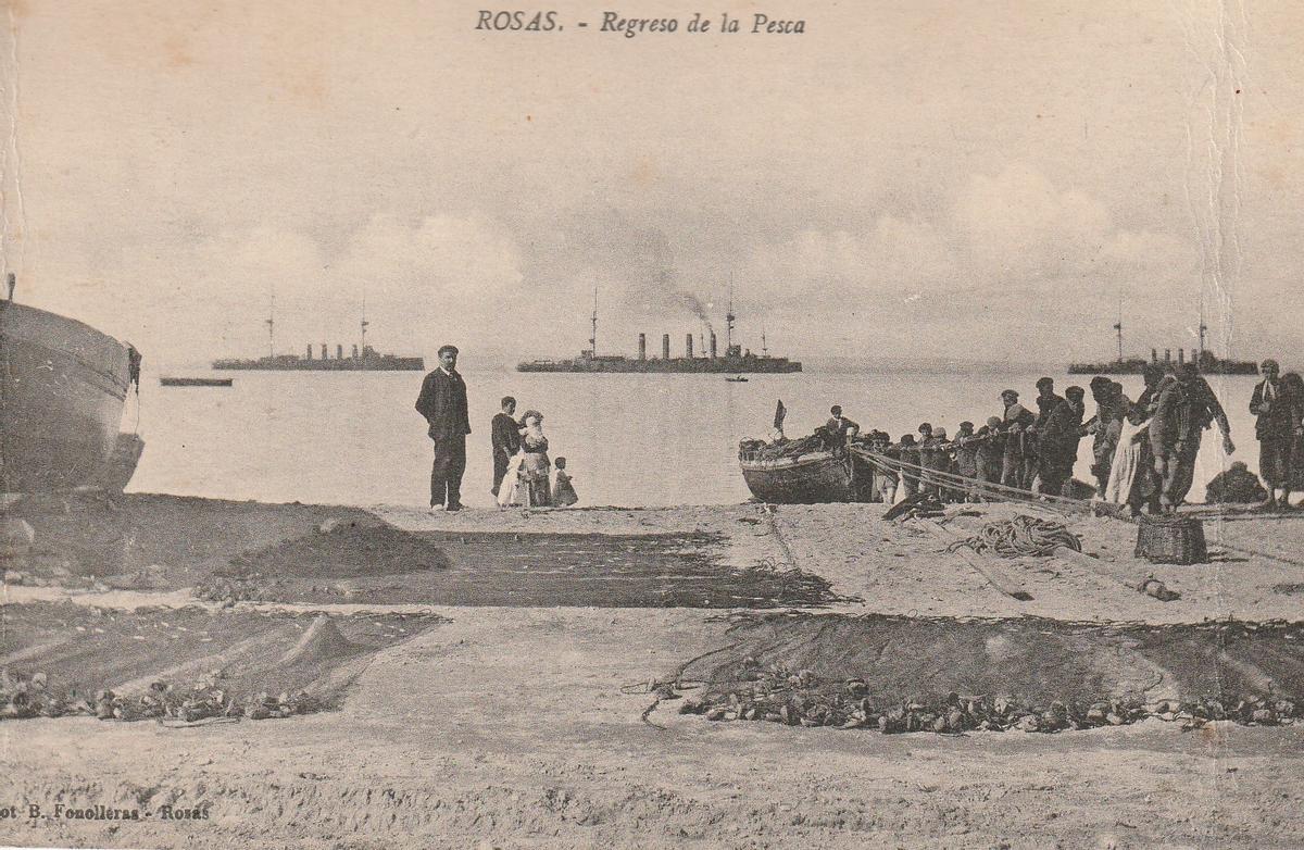 Postal d'època amb pescadors i vaixells de guerra a Roses